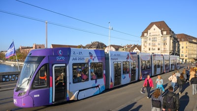 Lila Strassenbahn in Basel mit Werbung für Euro 2025.