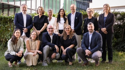 Teamfoto der Fachstelle Lehraufsicht im Freien vor einem Gebäude posierend.