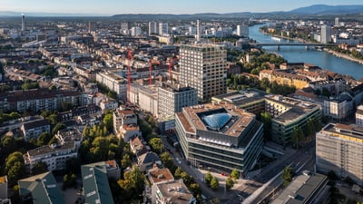 Luftaufnahme von Basel mit Rhein und städtischen Gebäuden.