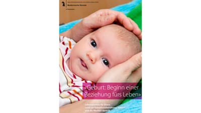 Baby in gestreiftem Tuch gehalten, Text