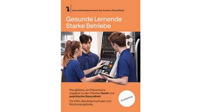 Drei Personen in blauer Kleidung diskutieren an einem Bildschirm in einer Arbeitsplatzumgebung.