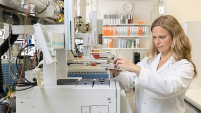 Eine Frau steht im Labor für Lebensmitteltechnik und prüft eine Probe