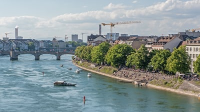 Rhein mit Kleinbasler Rheinufer.