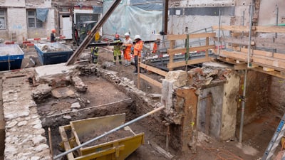 Baustelle mit Bauarbeitern und Gerüsten.