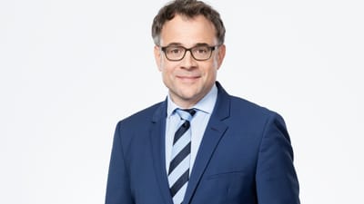 Das Bild zeigt ein Portrait von Regierungsrat Kaspar Sutter. Er trägt einen Anzug mit Krawatte.