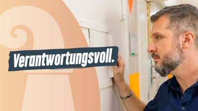 Verantwortungsvoll - Mann prüft Schaltkasten.