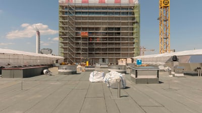 Blick vom Hauptdach auf den Turm