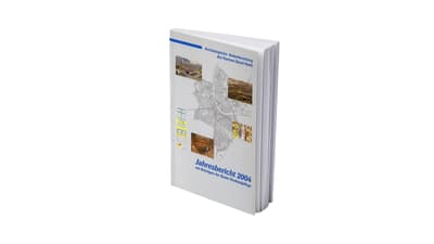 Jahresbericht 2004 Buchumschlag mit Bildern und Texten.