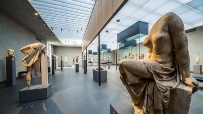 Skulpturengalerie in einem Museum mit antiken Statuen.