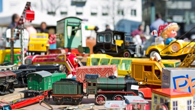 Bunte Modellautos und Eisenbahnen auf dem Flohmarkt.