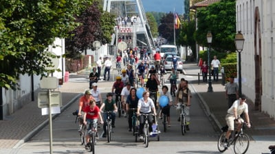 Bicycle traffic at the slowUp Basel Dreiland on the Dreiländerbrücke.