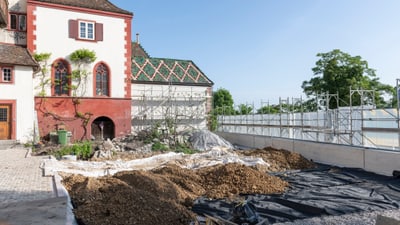 Baustelle neben einem historischen Gebäude.