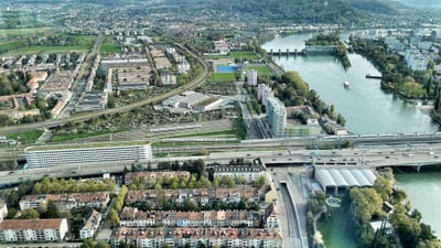 Vogelperspektive auf den Rheinund eine Brücke, sowie ein angrenzendes Quartier.n Bahnhof.