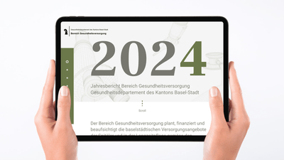 Hände halten Tablet mit Jahresbericht 2024 auf dem Bildschirm.