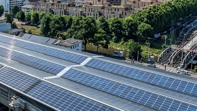 Solarpaneele auf dem Dach eines Gebäudes.