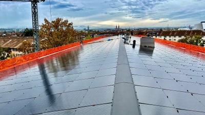 Dach mit PV-Paneelen