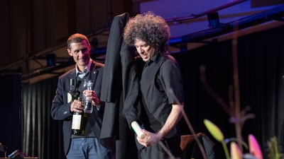 Alex Porter verzaubert die Freiwilligen während Siegfried Nagel assistiert.