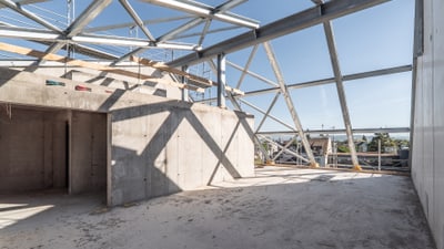 Unfertige Beton- und Stahlkonstruktion eines Gebäudes.