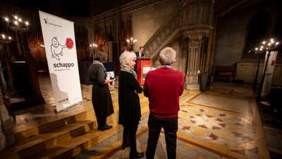 Dr. Conradin Cramer übergibt die schappo Zertifikate den vier Abgabestellenleitenden.
