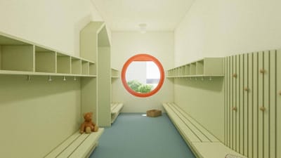 Umkleideraum mit runder roter Fensteröffnung, Bank und Regalen.