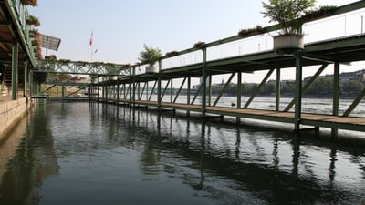 Der Rhein mit den zweistöckigen Steg (Umgang).