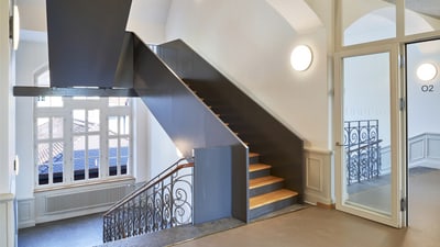 Elegantes Treppenhaus mit eingebauter Treppe.