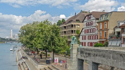 Kleinbasel. Unterer Rheinweg mit Helvetia.