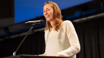 Anja Adam, Co-Leiterin Foyer Public heisst die Freiwilligen im Theater Basel willkommen.