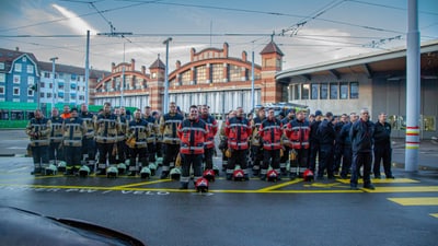 Milizfeuerwehrleute vor ihrem Magazin