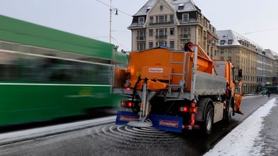 Ein Streufahrzeug des Winterdiensts auf der Mittleren Brücke