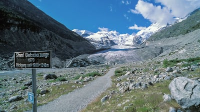 Pfad zum Morteratsch Gletscher mit Schild.