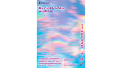 Poster der Bi+ Visibility & Pride Ausstellung mit buntem Hintergrund.
