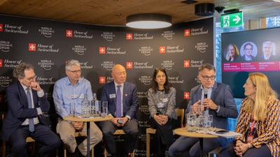 Podiumsdiskussion beim WEF Basel Morning im House of Switzerland Veranstaltung mit sechs Teilnehmer*innen.