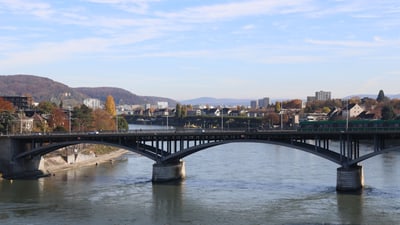 Du siehst die Wettsteinbrücke, den Rhein, das Kleinbasler Rheinufer und die Mittlere Brücke.