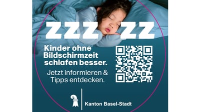 Schlafendes Kind mit Text über Bildschirmzeit, QR-Code und Logo von Kanton Basel-Stadt.