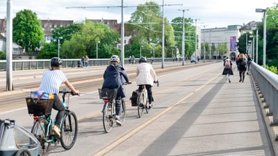Velofahrende auf der Wettsteinbrücke