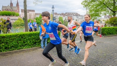 Läufer in einem Stadtmarathon bei bewölktem Wetter.