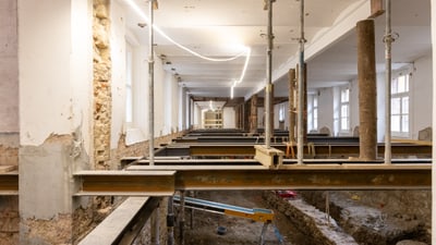 Innenbaustelle mit Gerüsten und freiliegenden Wänden