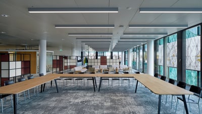 Sitzungszimmer mit Tischen und Stühlen