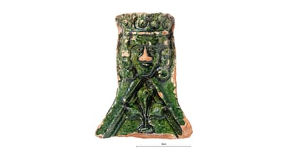Keramisches Fragment mit grün glasierter Verzierung.