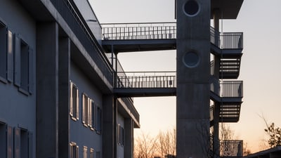 Moderne Gebäude bei Sonnenuntergang.