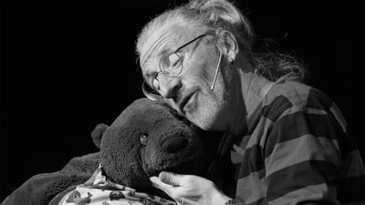 Lorenz Pauli herzt seinen Teddybären