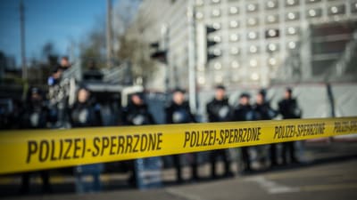 Ein Absperrband der Polizei ist über die Strasse gespannt