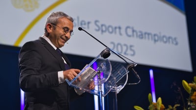 Mann hält Rede bei Sportveranstaltung.