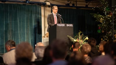 Regierungspräsident Conradin Cramer spricht am Rednerpult im Theater Basel vor den Freiwilligen