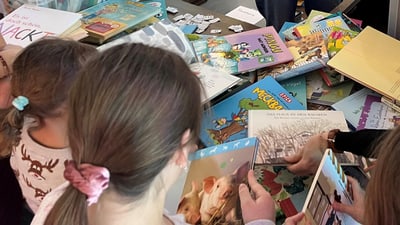 Kinder tauschen Bücher an einem Tisch