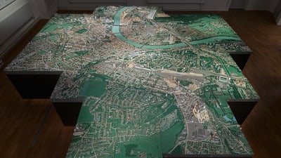 Modell der Stadt Basel in einem Ausstellungsraum.