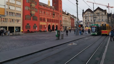 Rotes Rathaus am Marktplatz in Basel mit Strassenbahn davor.