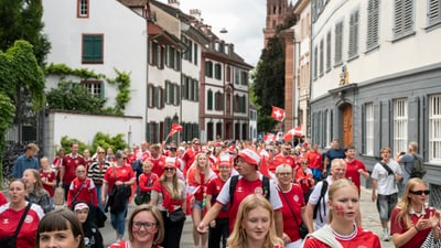 Dänische Fans auf dem Weg vom Münsterplatz zum Stadion.