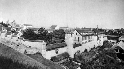 Historisches Foto einer Stadtmauer mit Gebäuden.